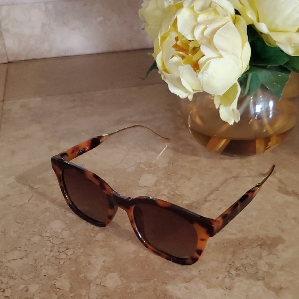 SOJOS Classic Tortoise Shell Sunglasses SJ2050